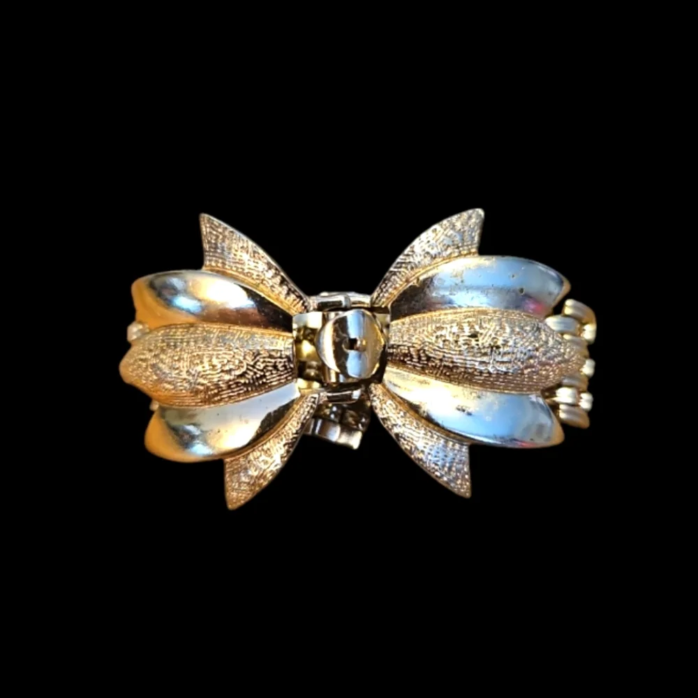 Rare Find,1960,Vintage & Charming Gold Tone Bracelet Basket Wave